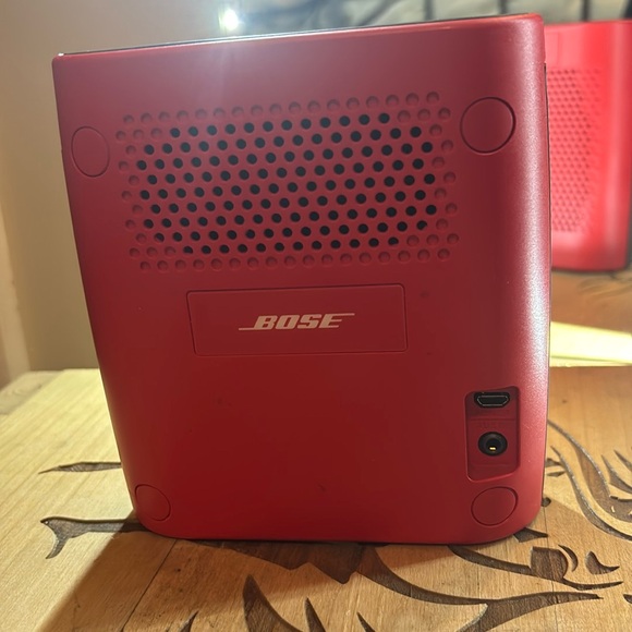 Red Bose portable speaker - Picture 2 of 5